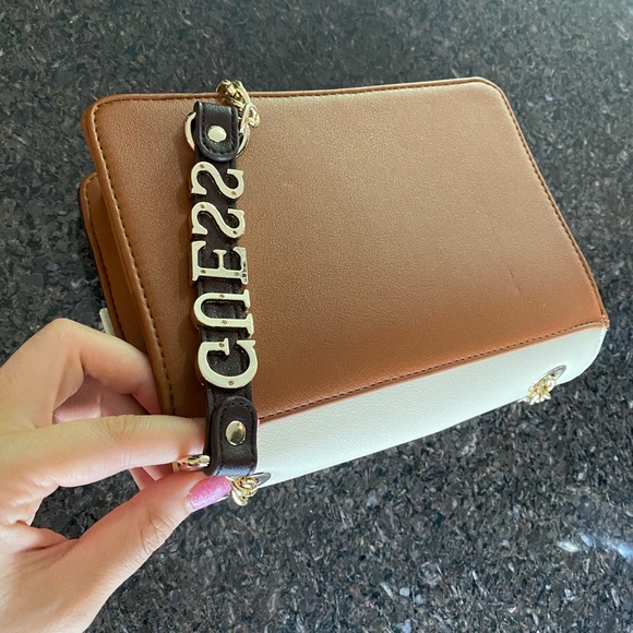 Guess~Los Angeles~ Cross Body Purse 🤎 - Picture 7 of 7